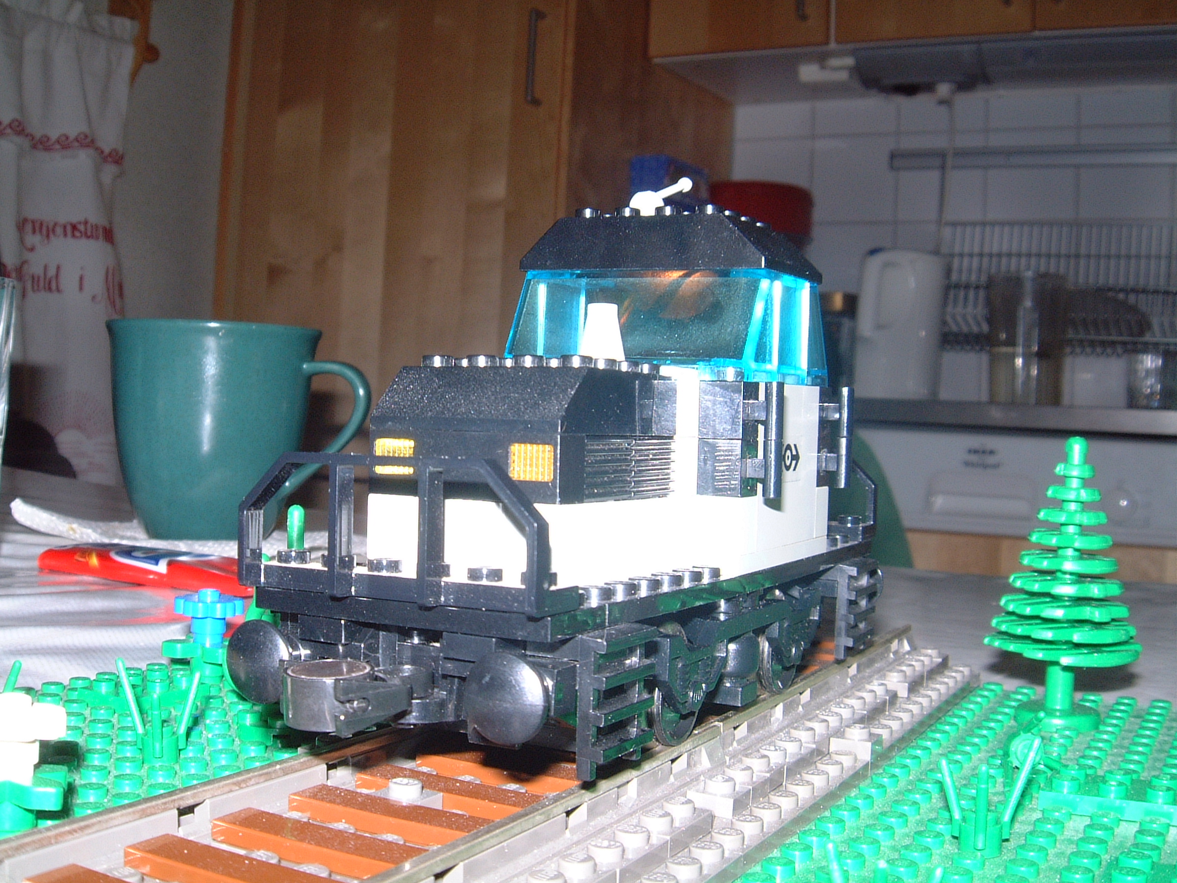 1_diseltrain-front.jpg