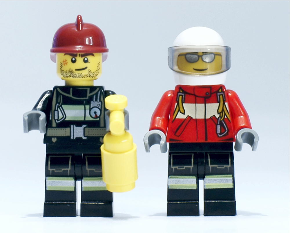 09_minifigs_front_big.jpg