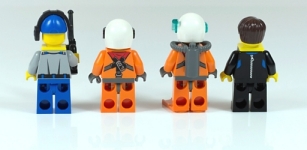 10_minifigs2_small.jpg