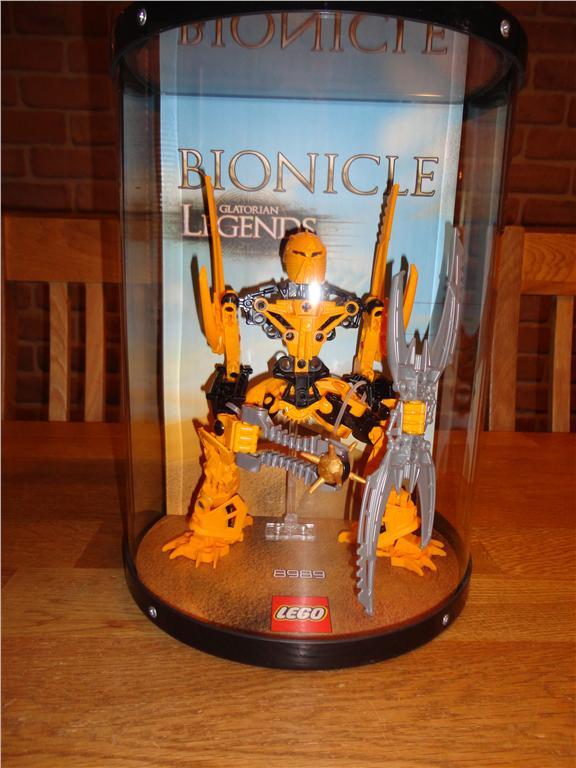 09_mata_nui_glatorian_store_dispaly.jpg