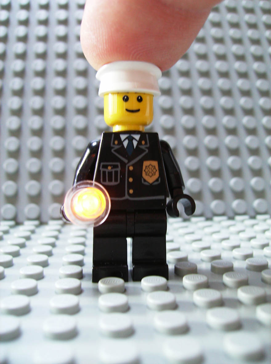 police_officer_light_up_2.jpg
