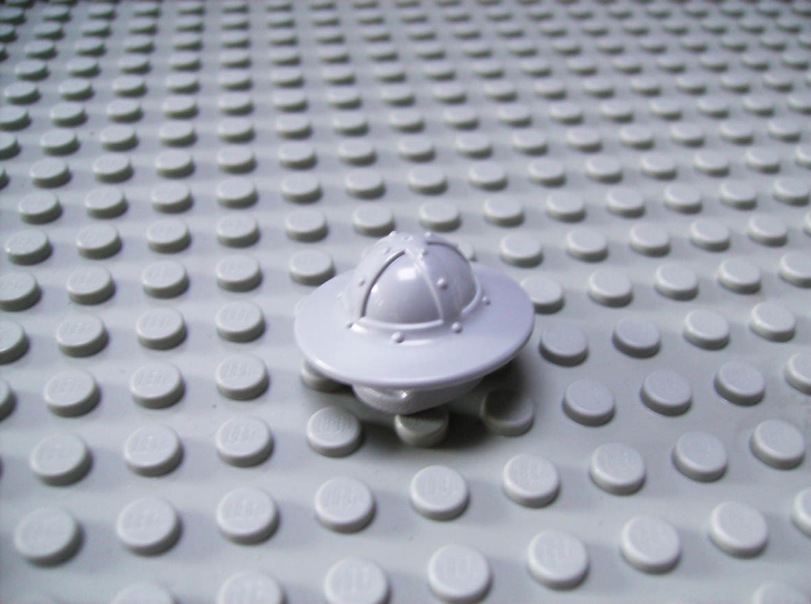 castle_helmet_with_broad_brim_light_bley.jpg