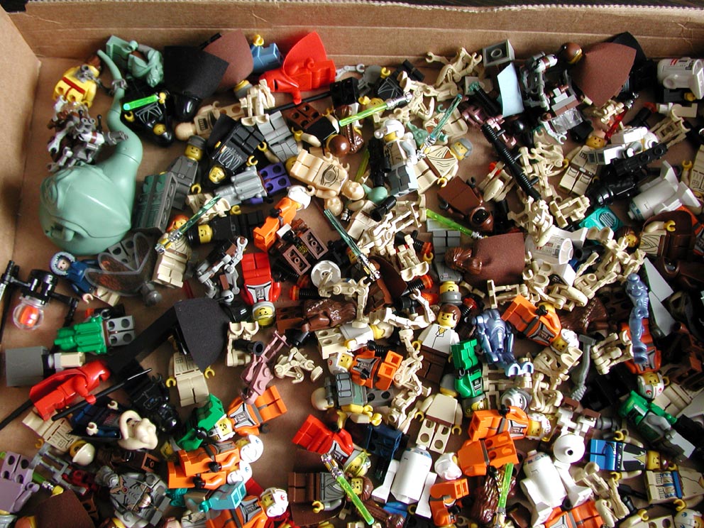 sw-heap-of-minifigs-2.jpg