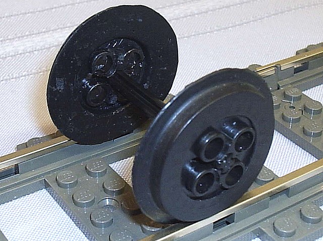 large_train_wheels_on_axle.jpg