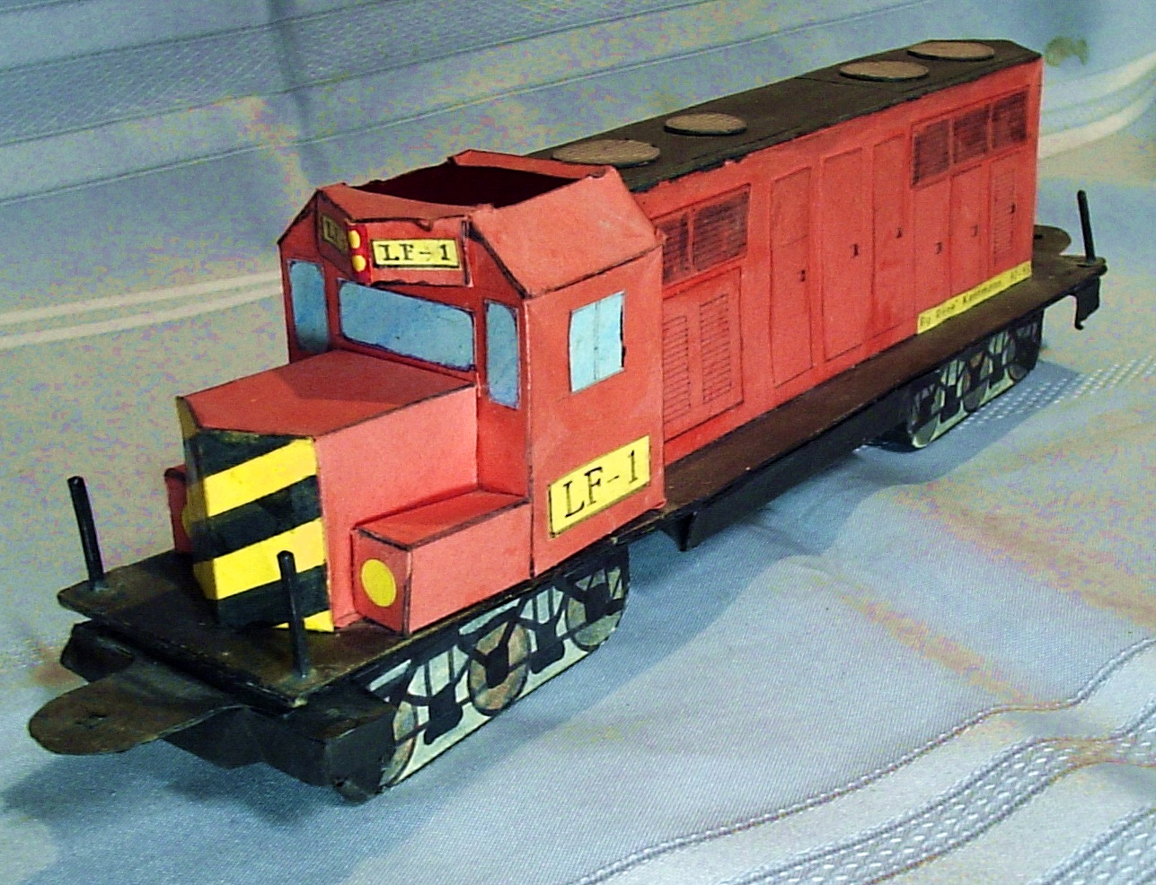 paper_train_freight_loco_2.jpg