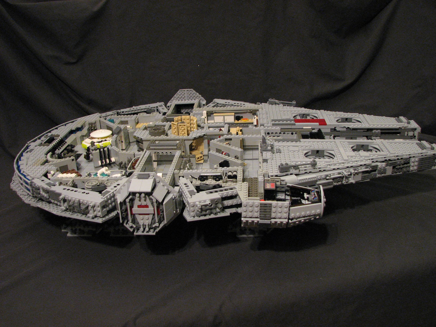 ucs_falcon_interior_001.jpg