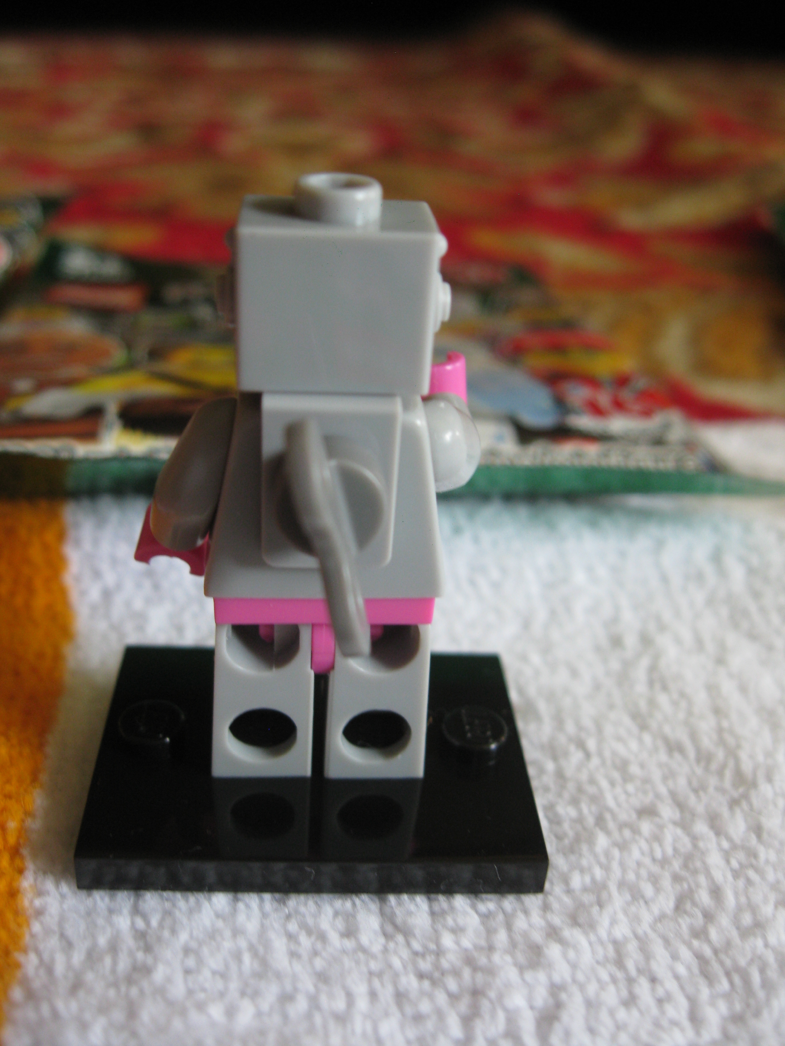 71002ladyrobot3.jpg