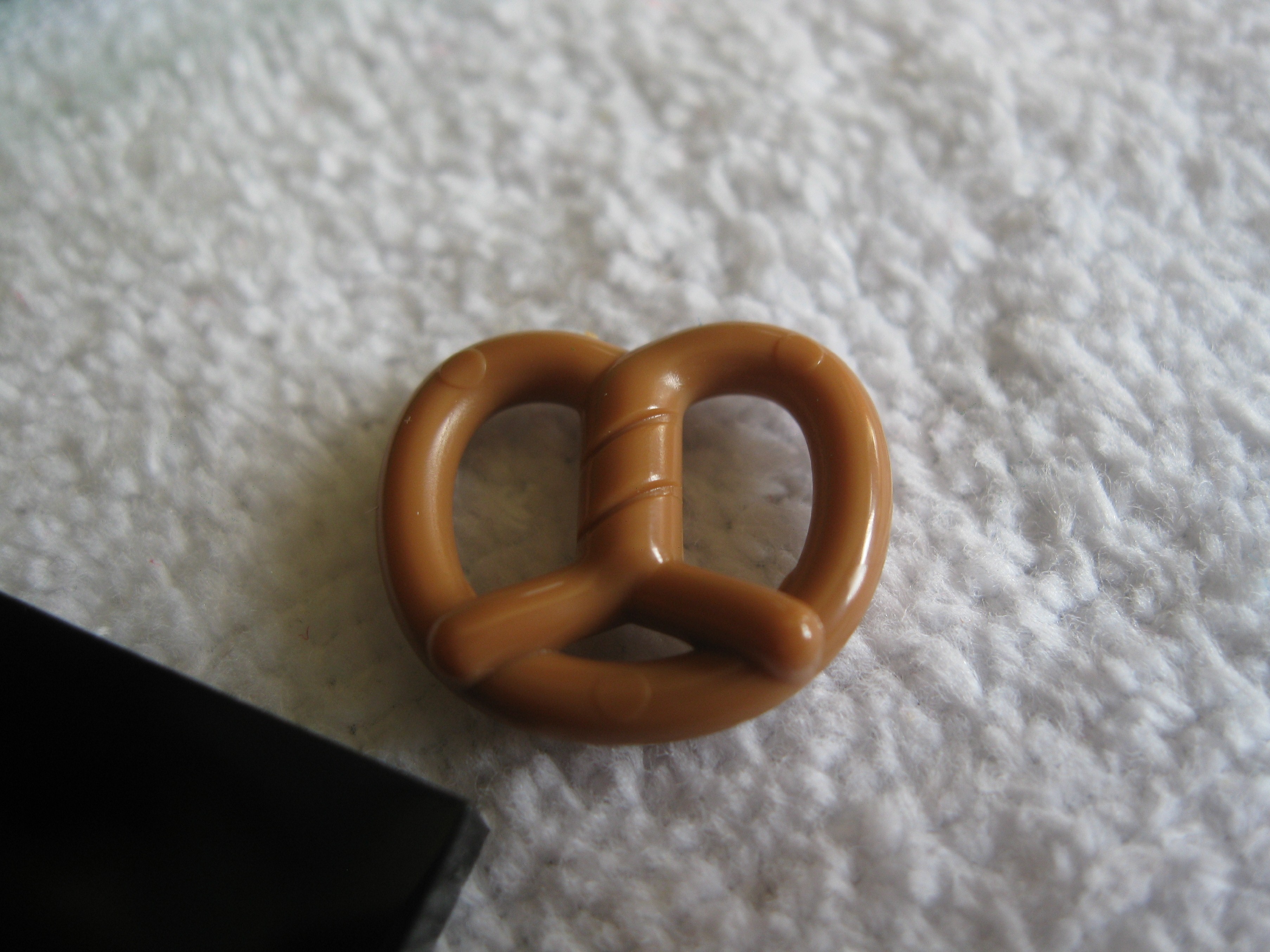 71002pretzelgirlb.jpg