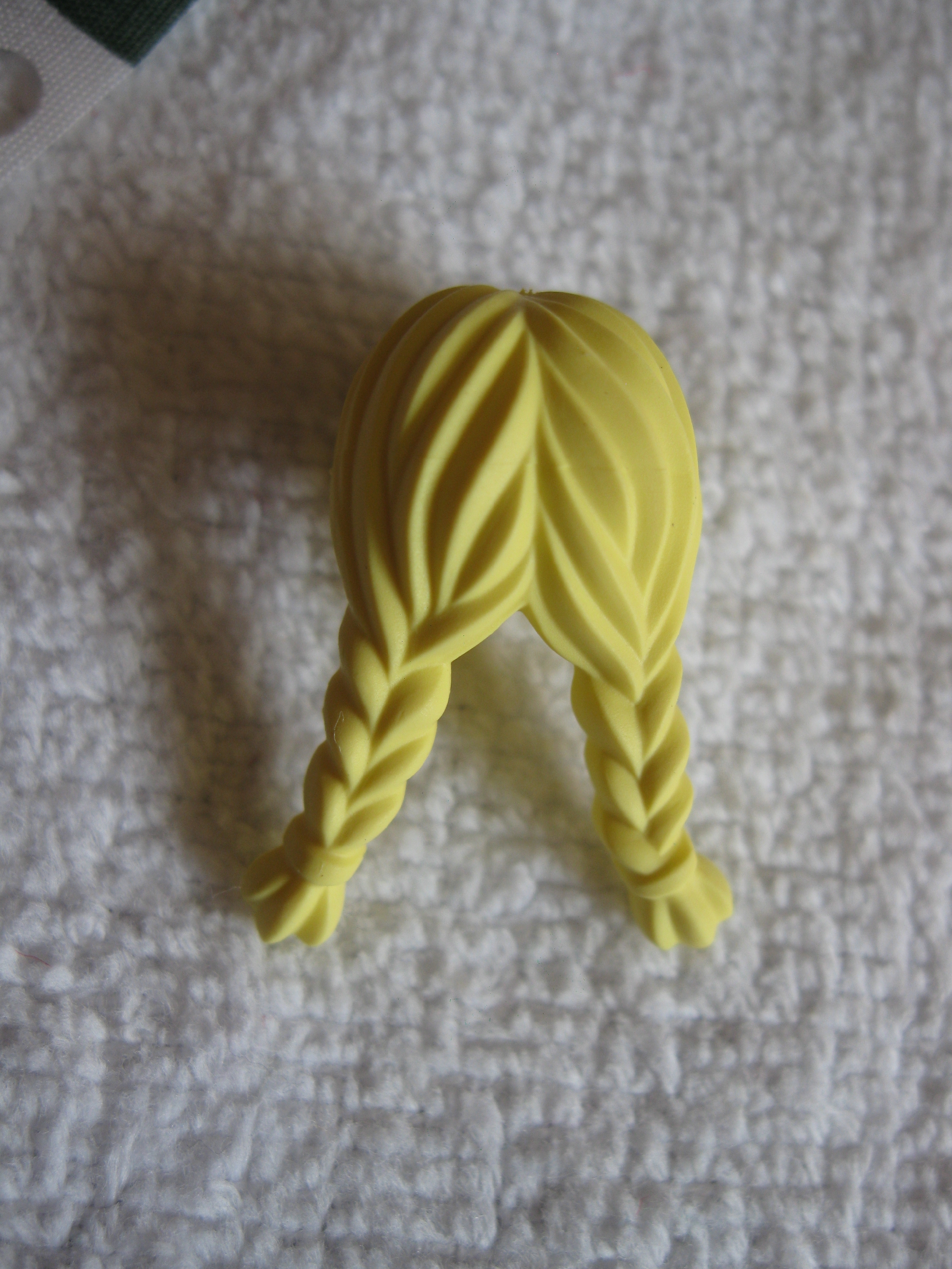 71002pretzelgirlg.jpg