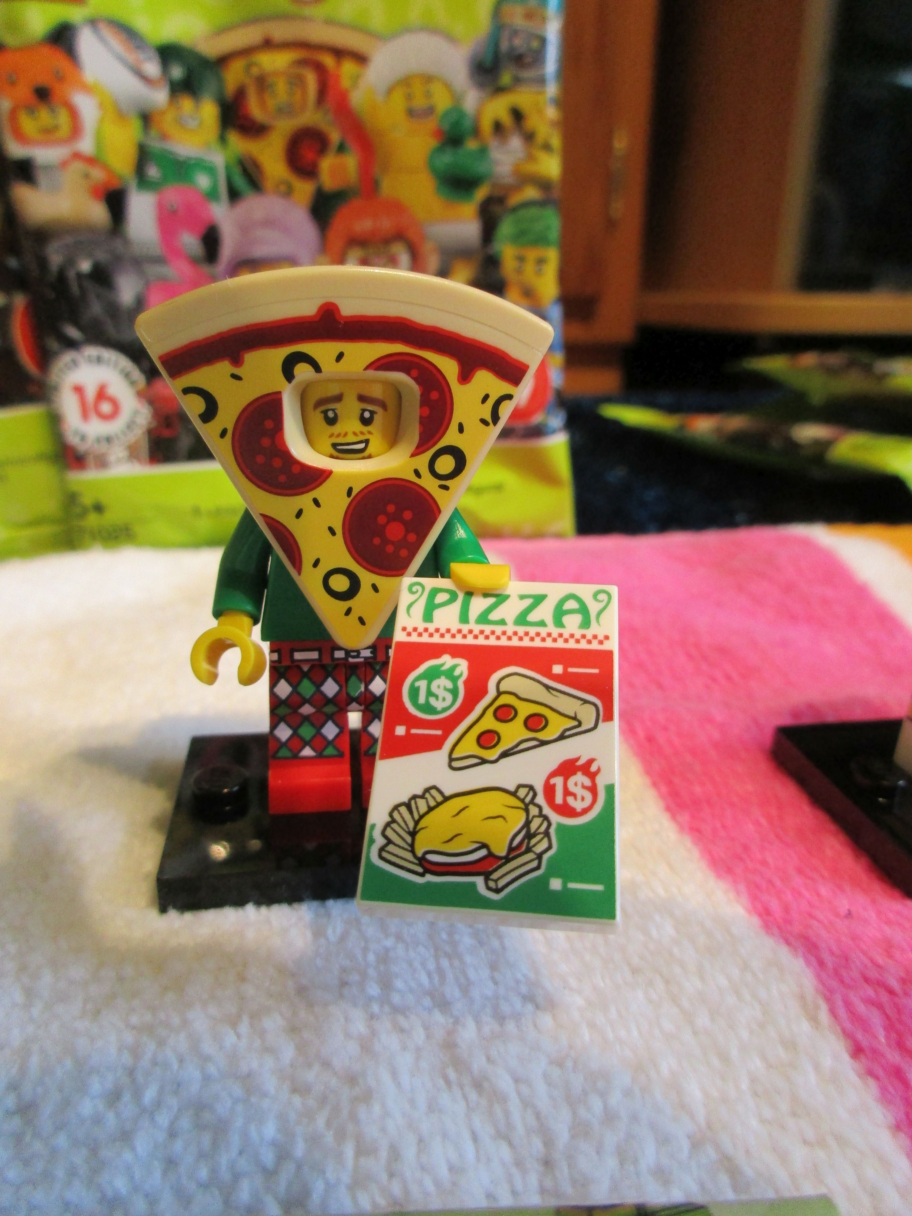 71025pizzacostumeguy1.jpg