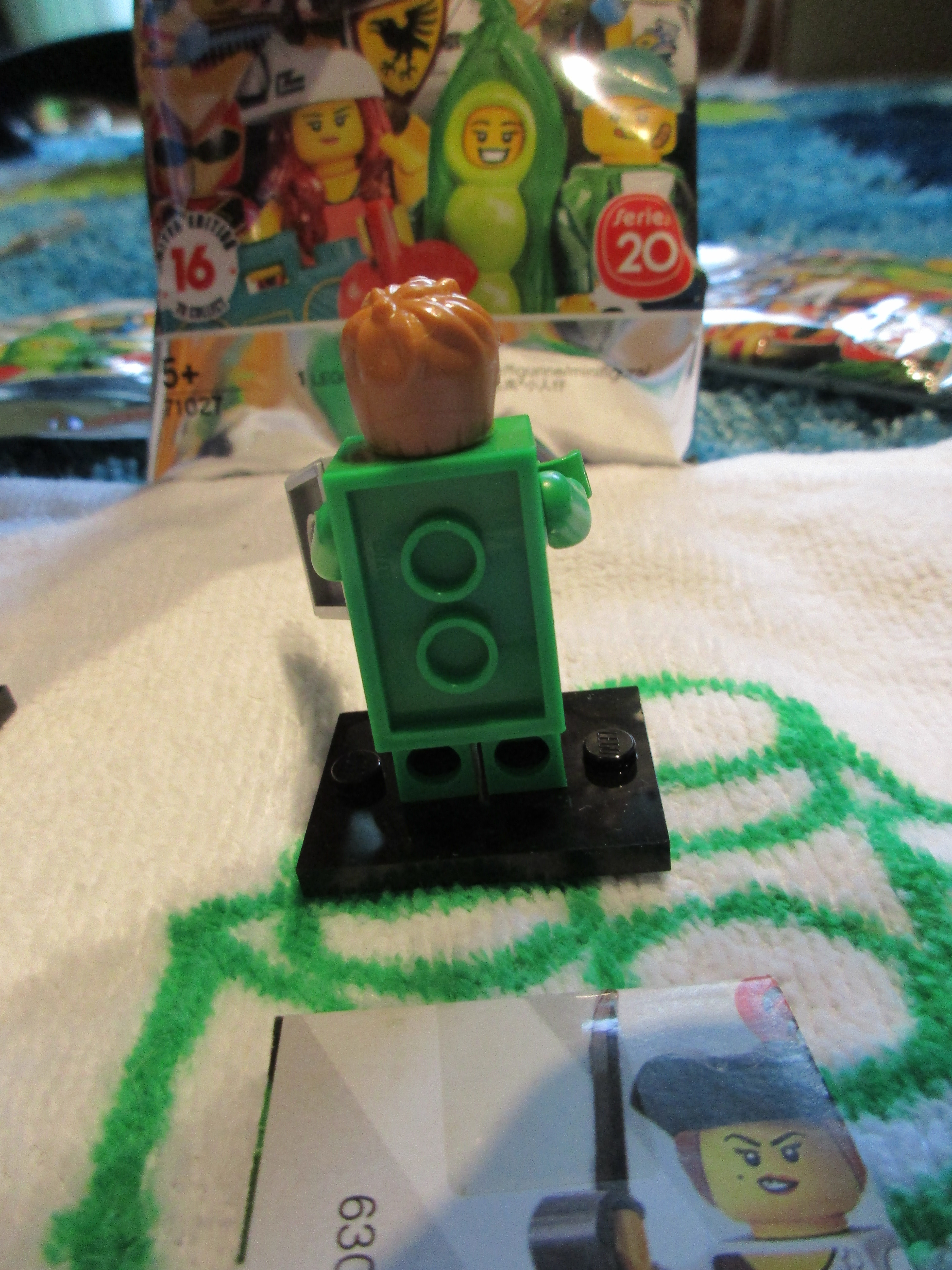 71027brickcostumeguy2.jpg
