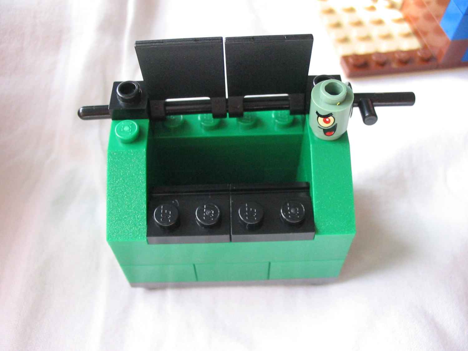 3825dustbin.jpg