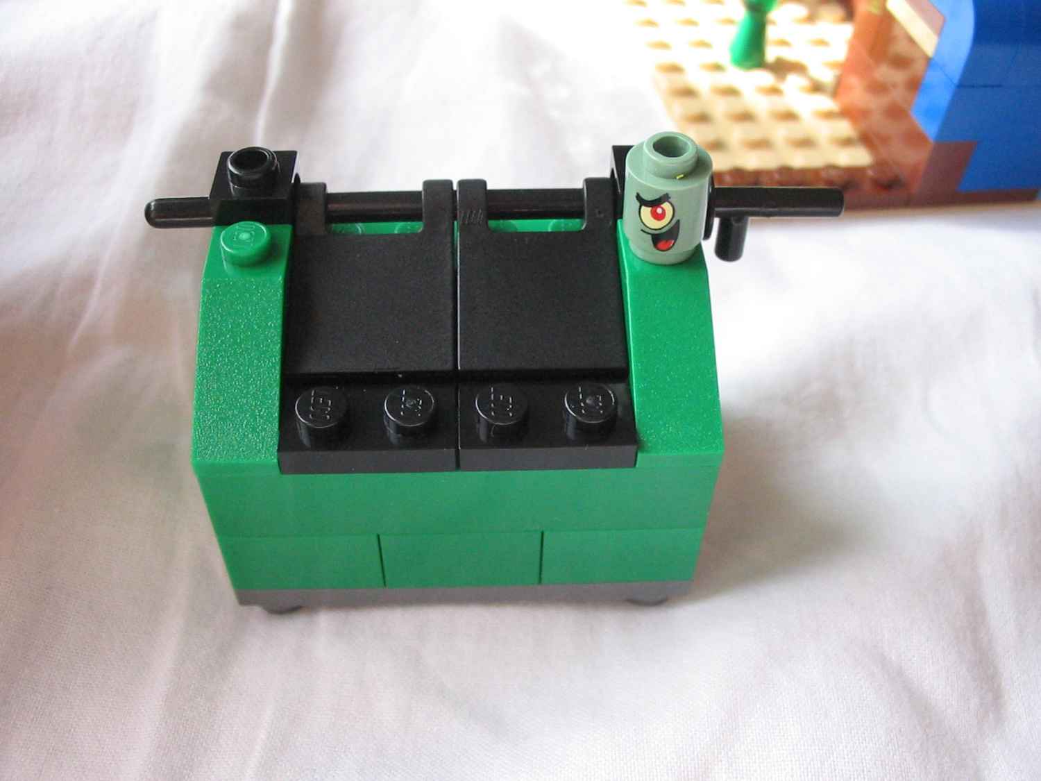 3825dustbin2.jpg