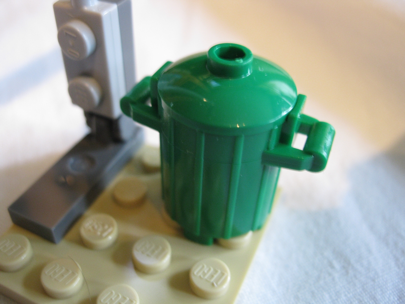 3179dustbin.jpg
