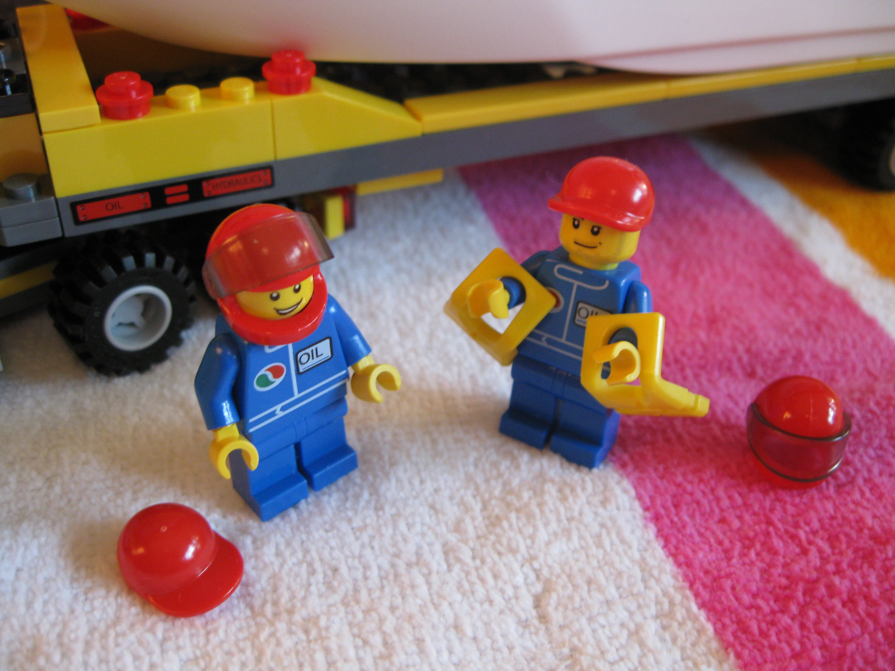 4643minifigs.jpg