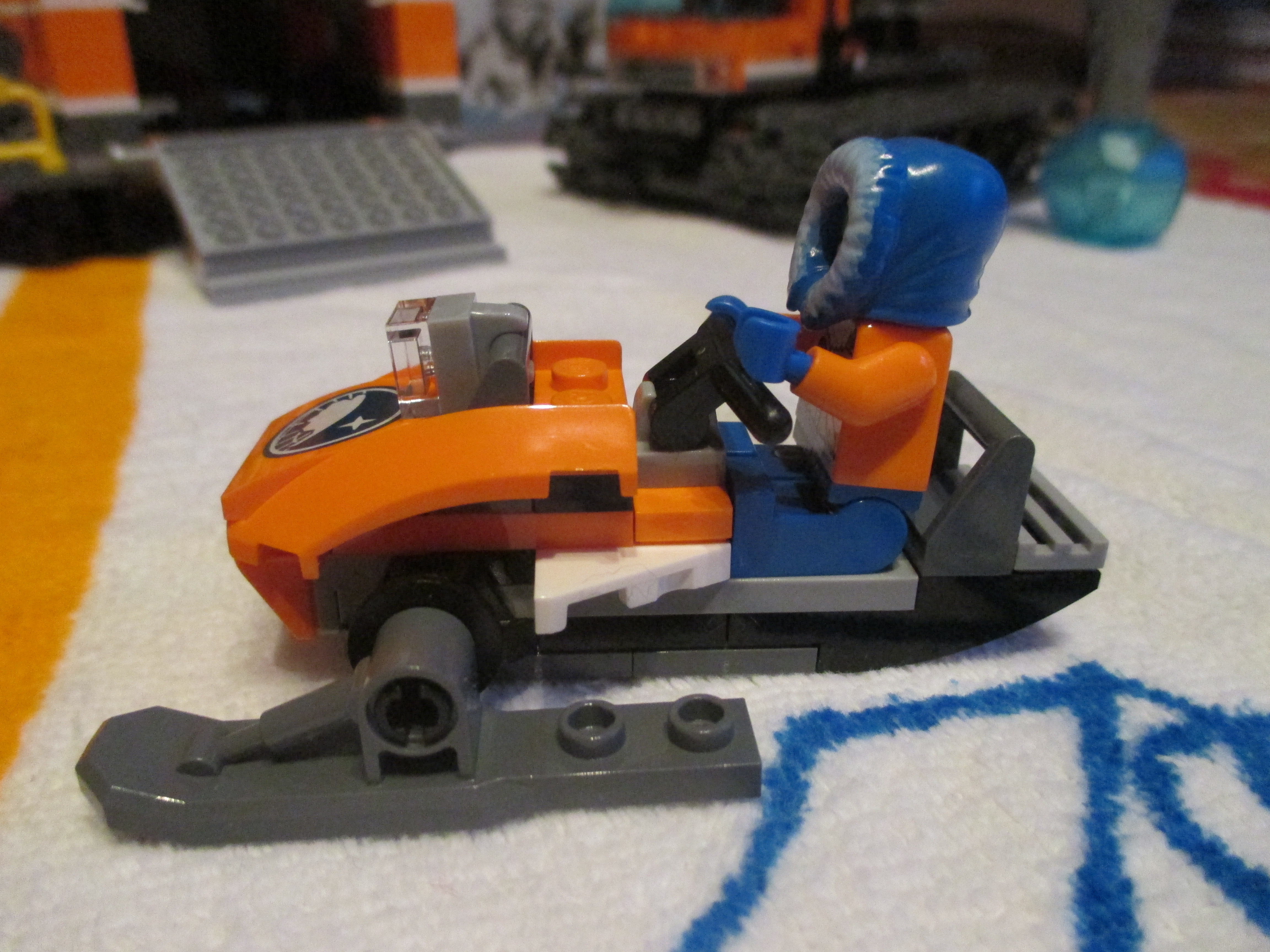 60036snowmobile2.jpg