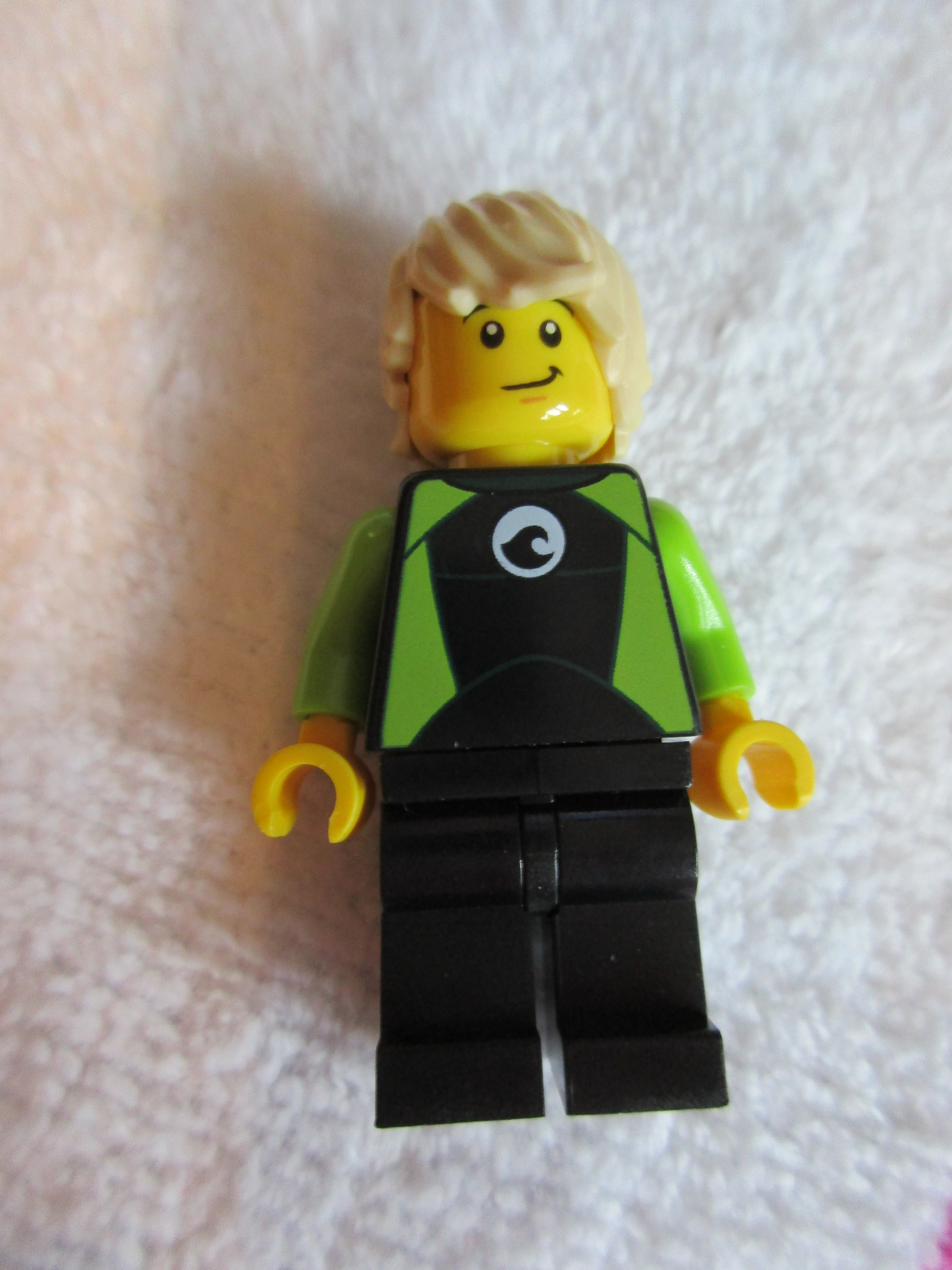 60163minifiguresurfer3.jpg
