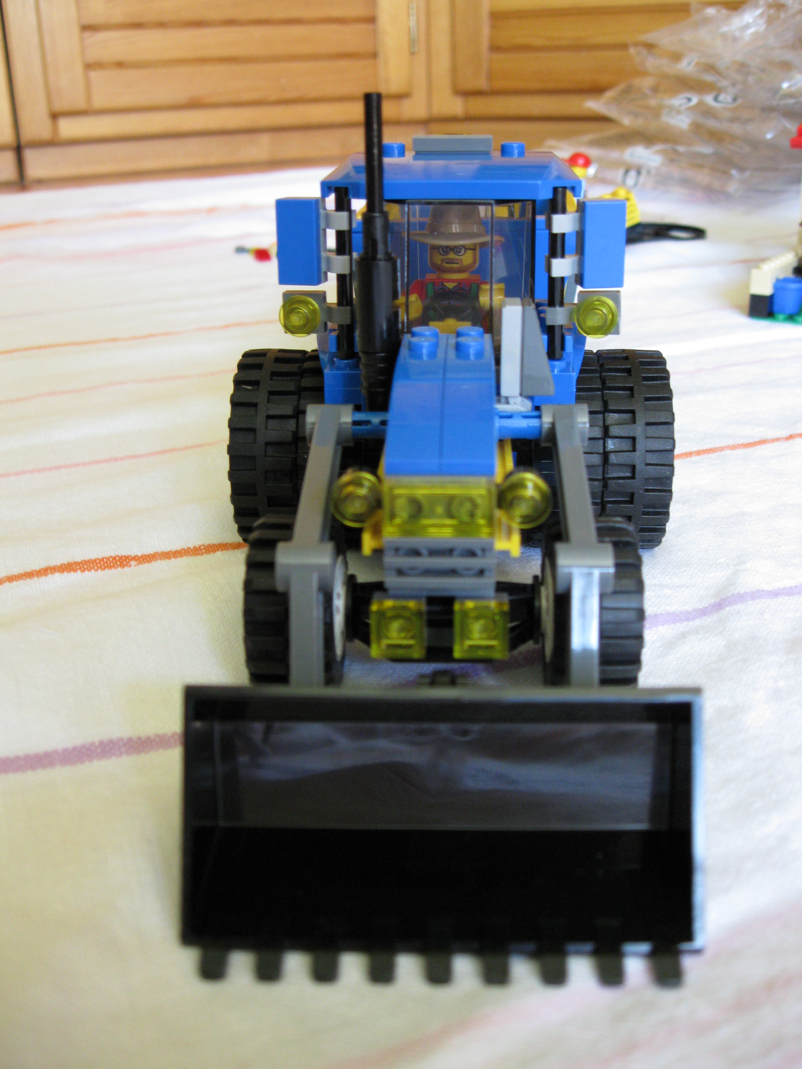 7637tractorfront2.jpg