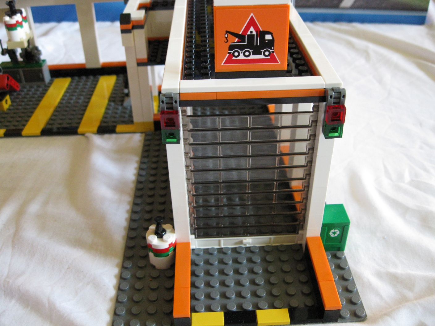 7642buildinggarage.jpg