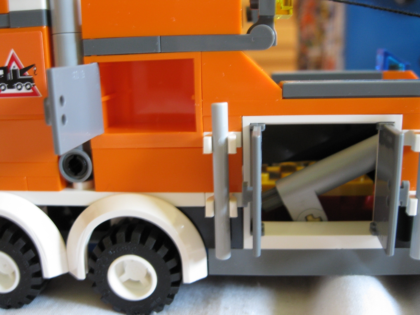 7642orangetruckclose.jpg