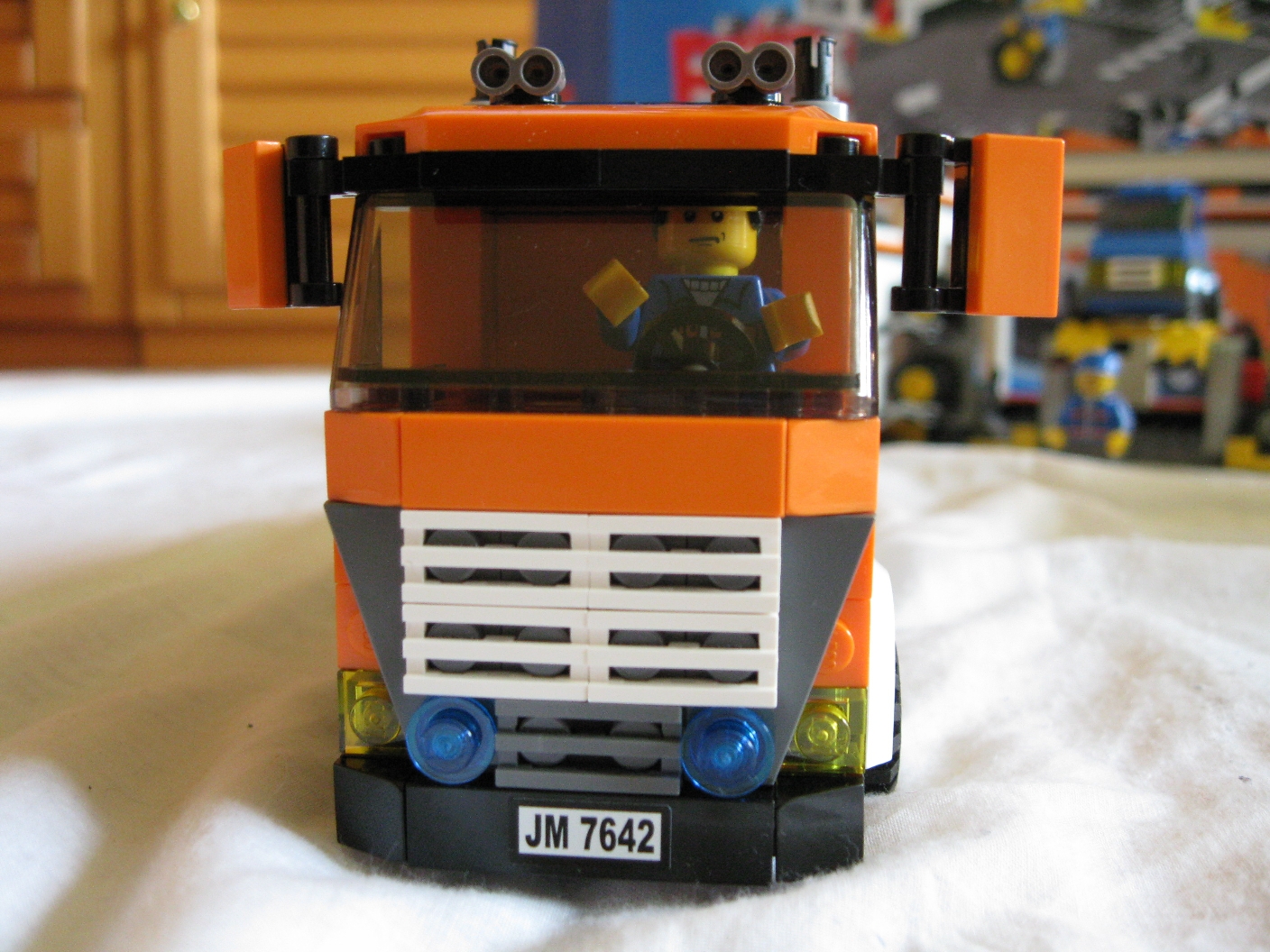 7642orangetruckfront.jpg