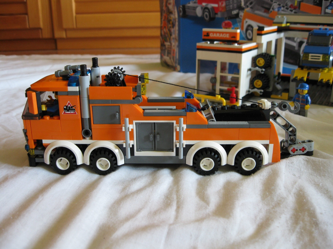 7642orangetruckleft.jpg