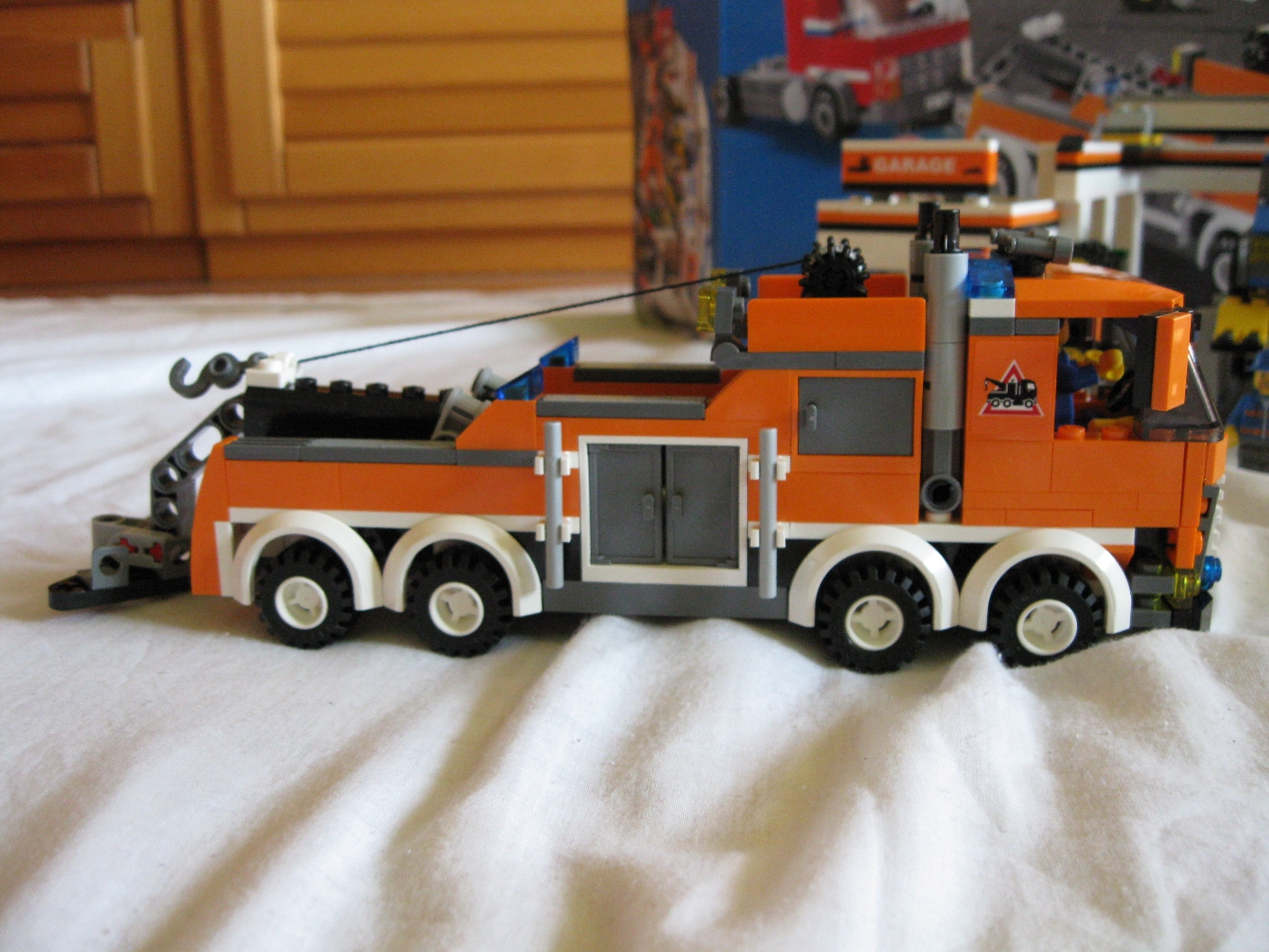 7642orangetruckright.jpg
