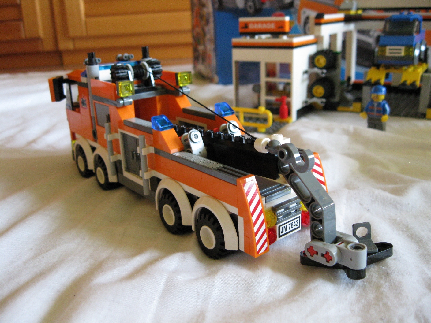 7642orangetruckside.jpg