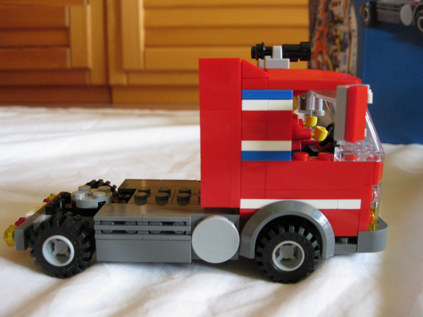 7642redtruckright.jpg