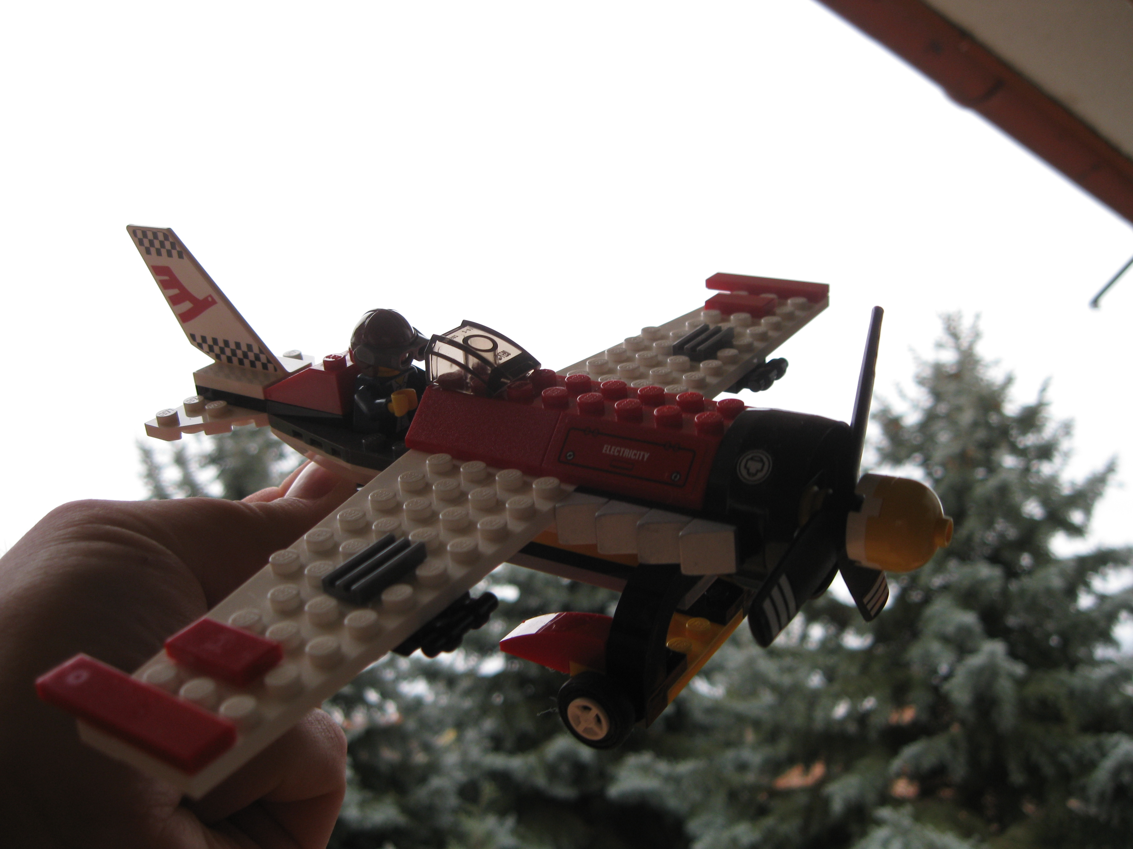 7643airplaneflying.jpg