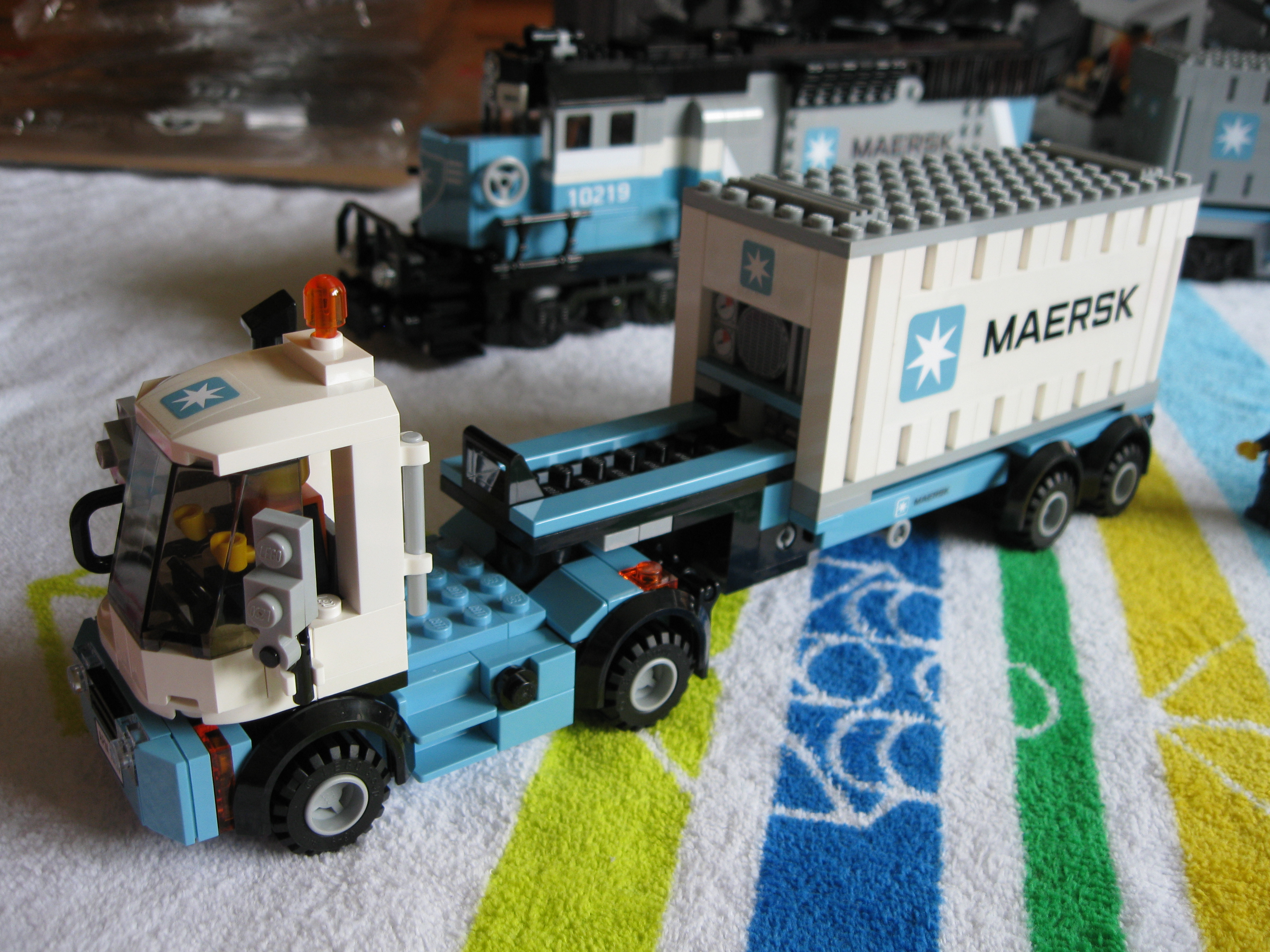 10219truckwithtrailerandcontainer.jpg