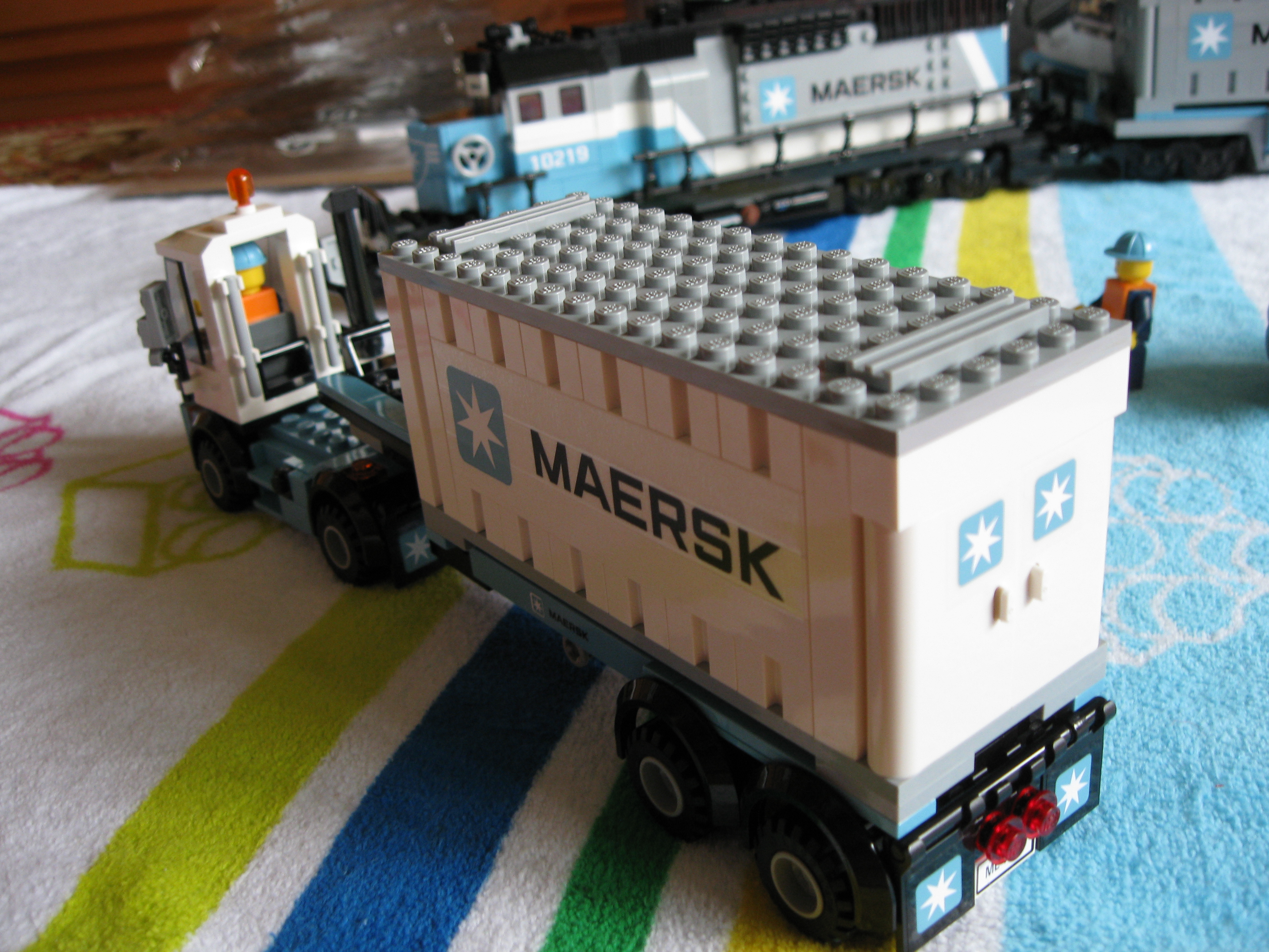 10219truckwithtrailerandcontainer3.jpg