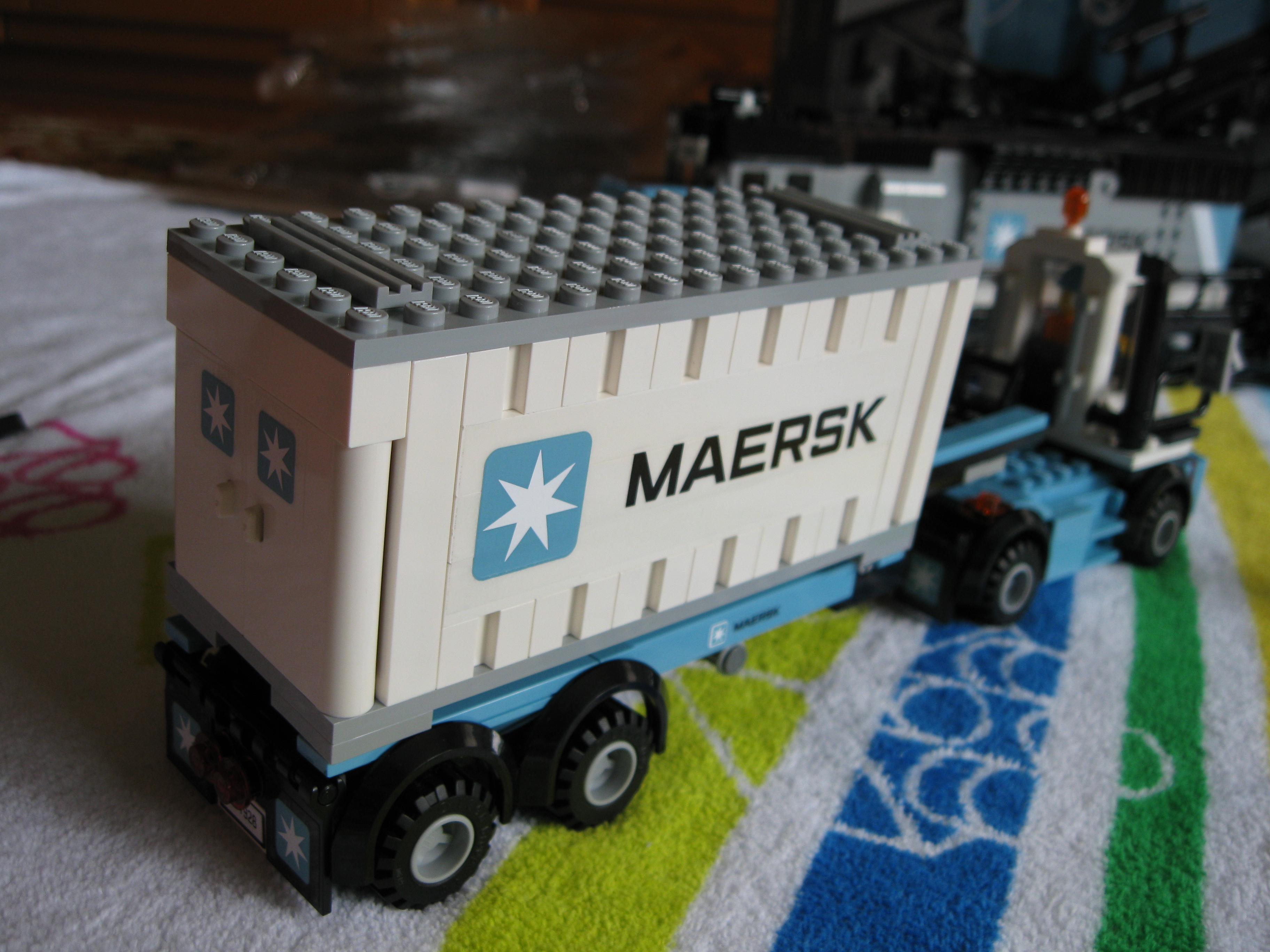 10219truckwithtrailerandcontainer4.jpg