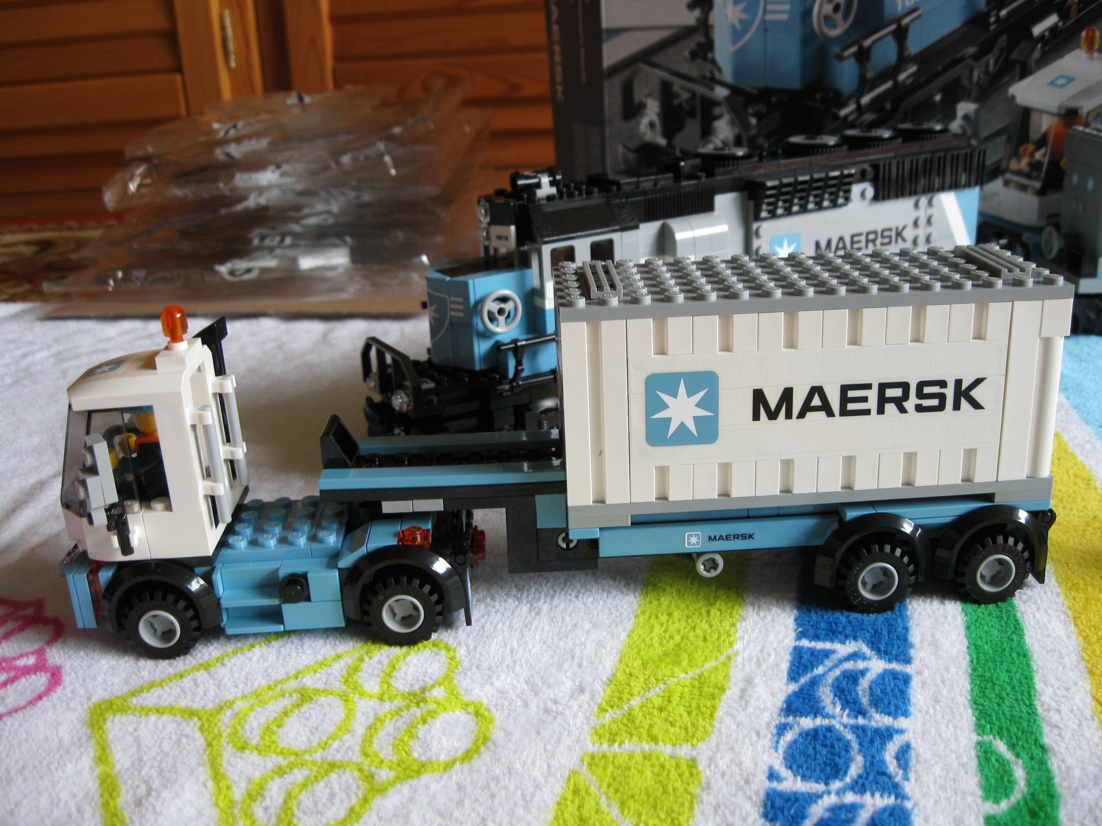 10219truckwithtrailerandcontainerleft.jpg
