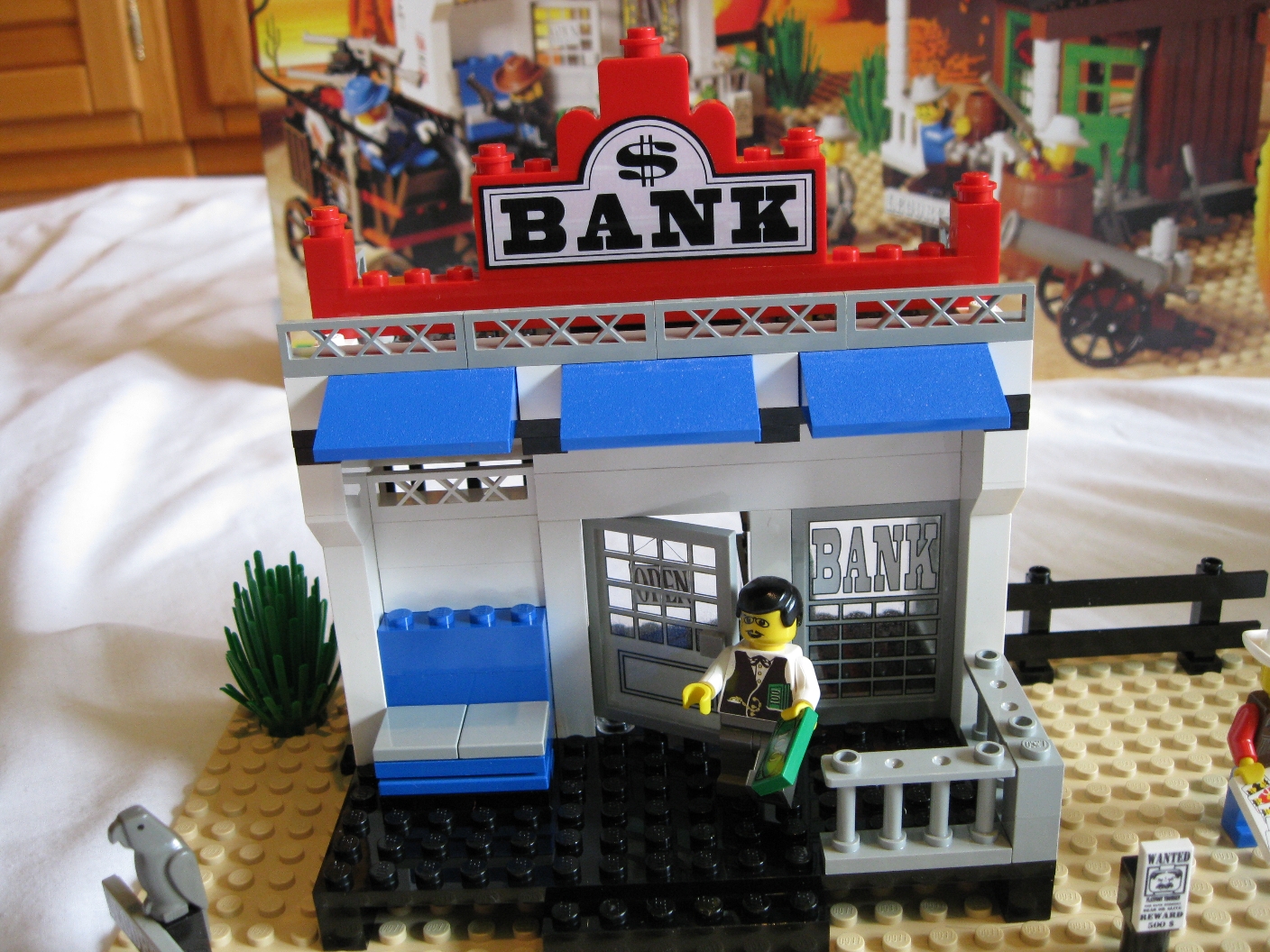 6765bankclose2.jpg