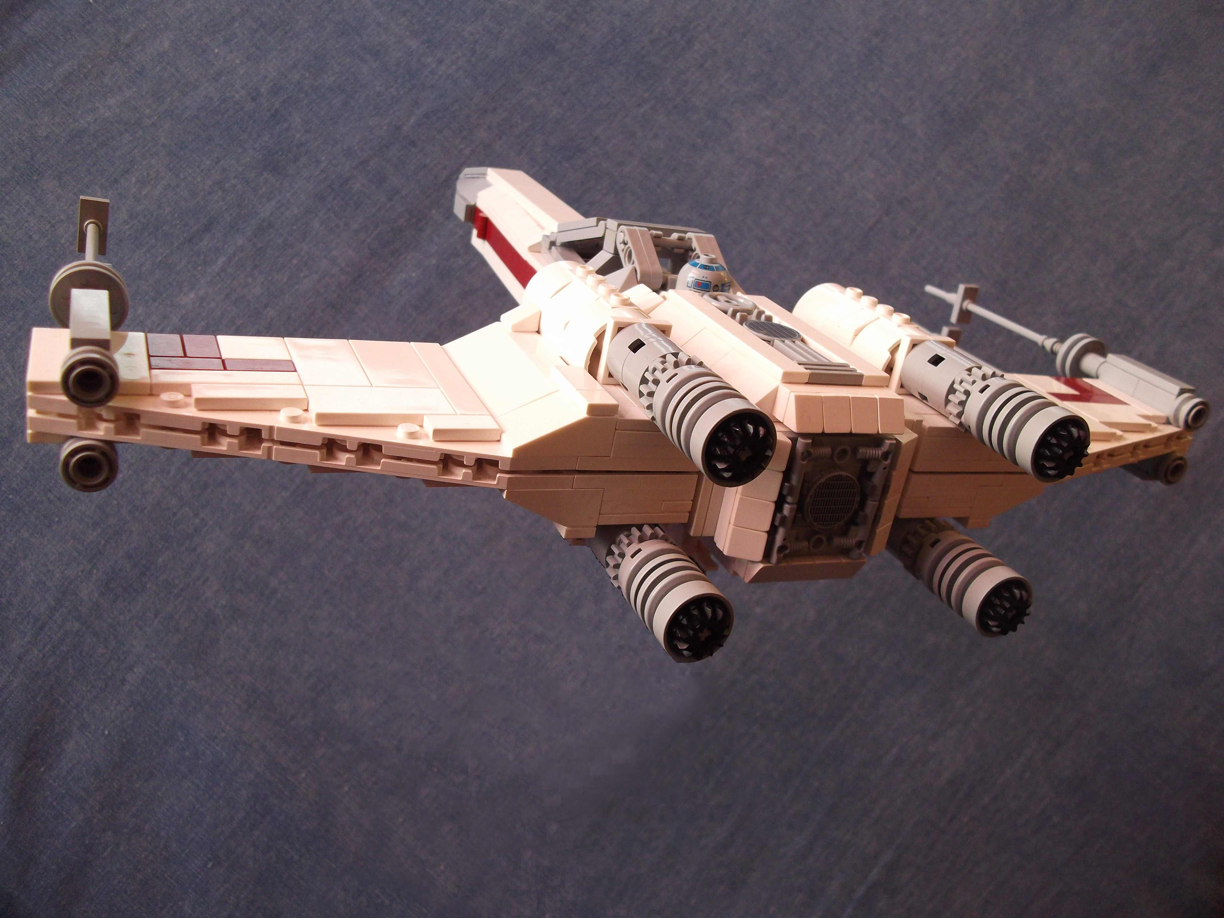 3_-_x-wing_-_vue_arriere_de_3_quarts_-_ailes_repliees.jpg