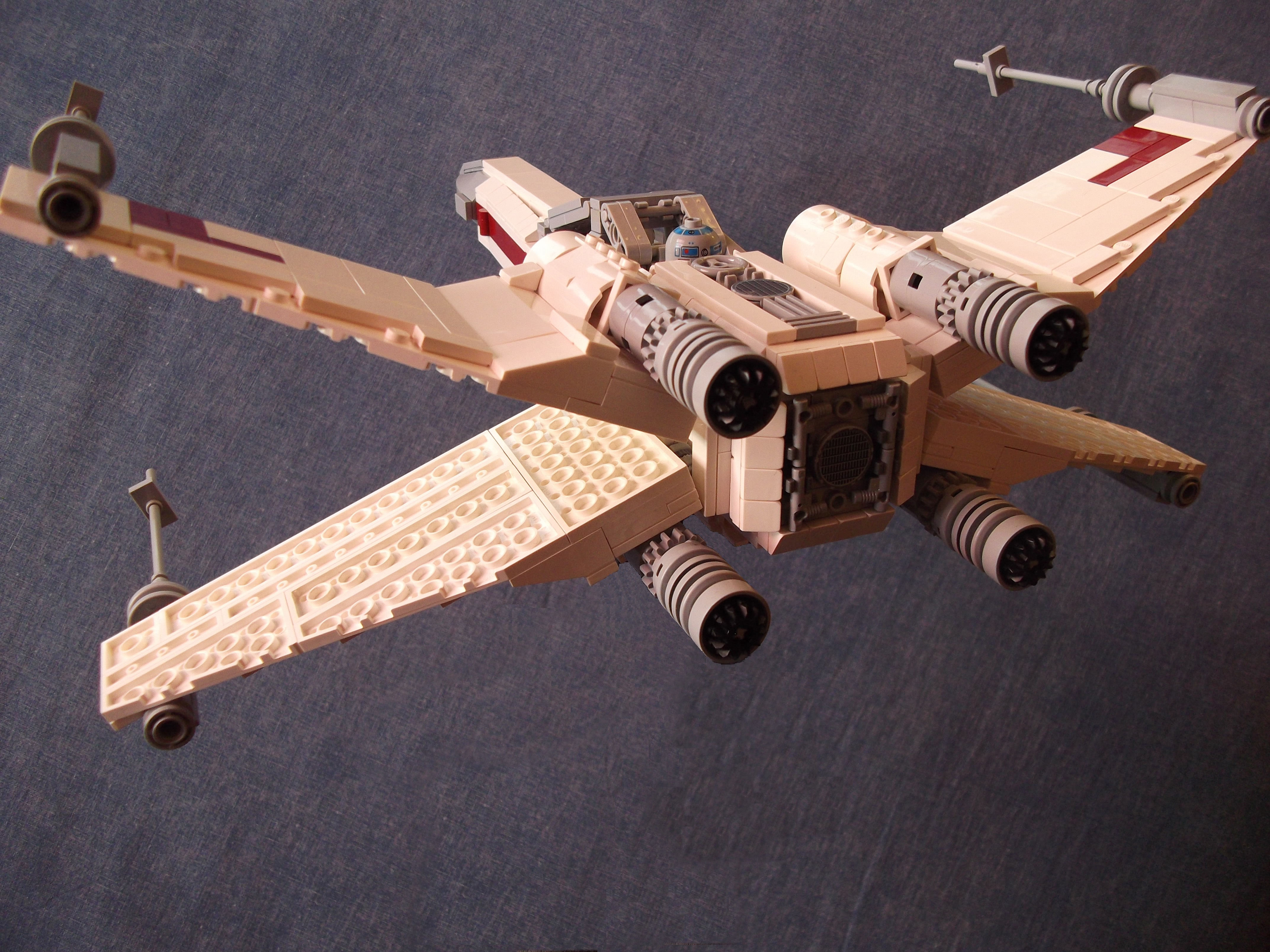 4_-_x-wing_-_vue_de_3_quarts_arriere_-_ailes_deployees.jpg