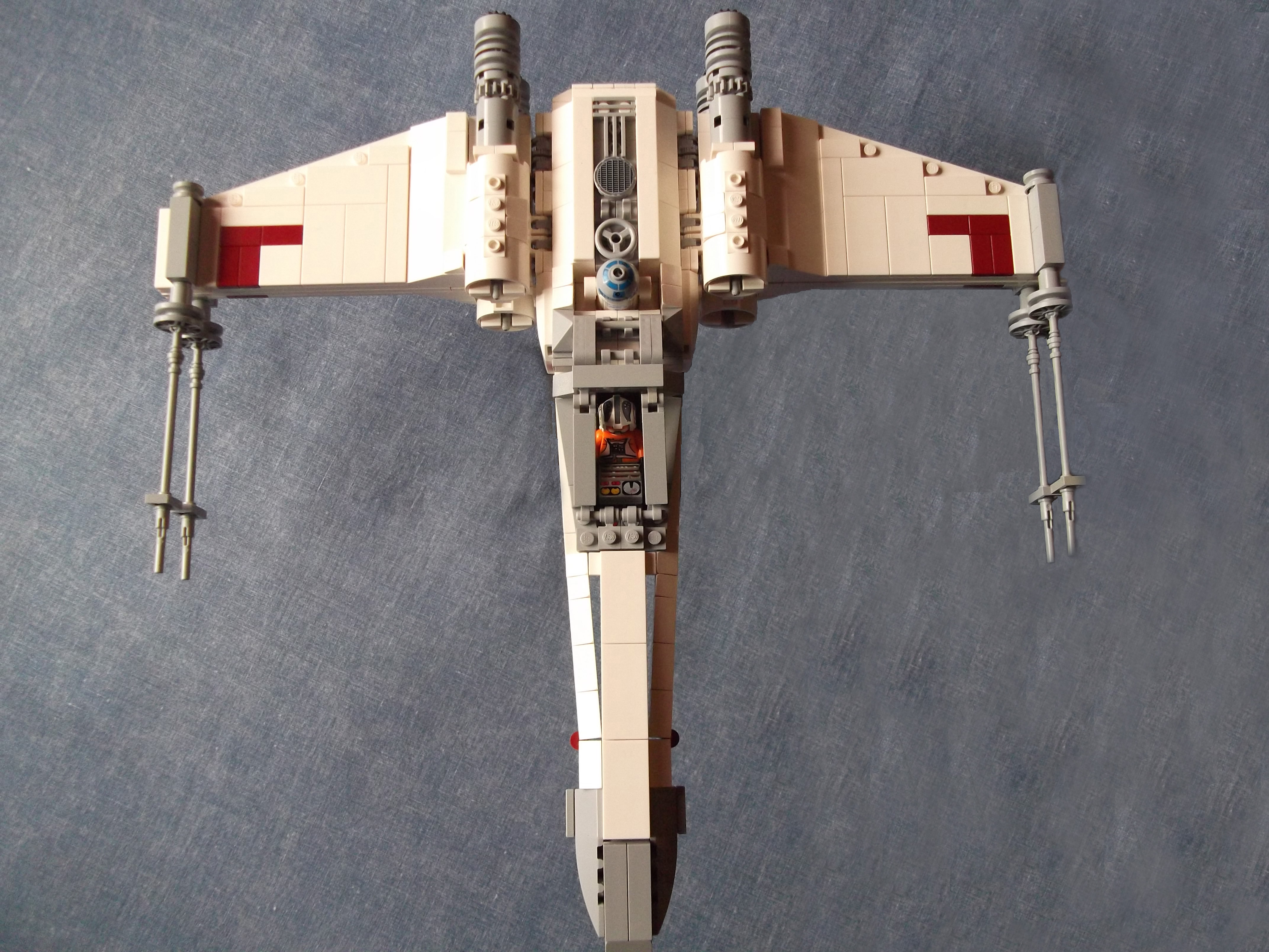 6-_x-wing_-_vue_plongeante_-_ailes_repliees.jpg
