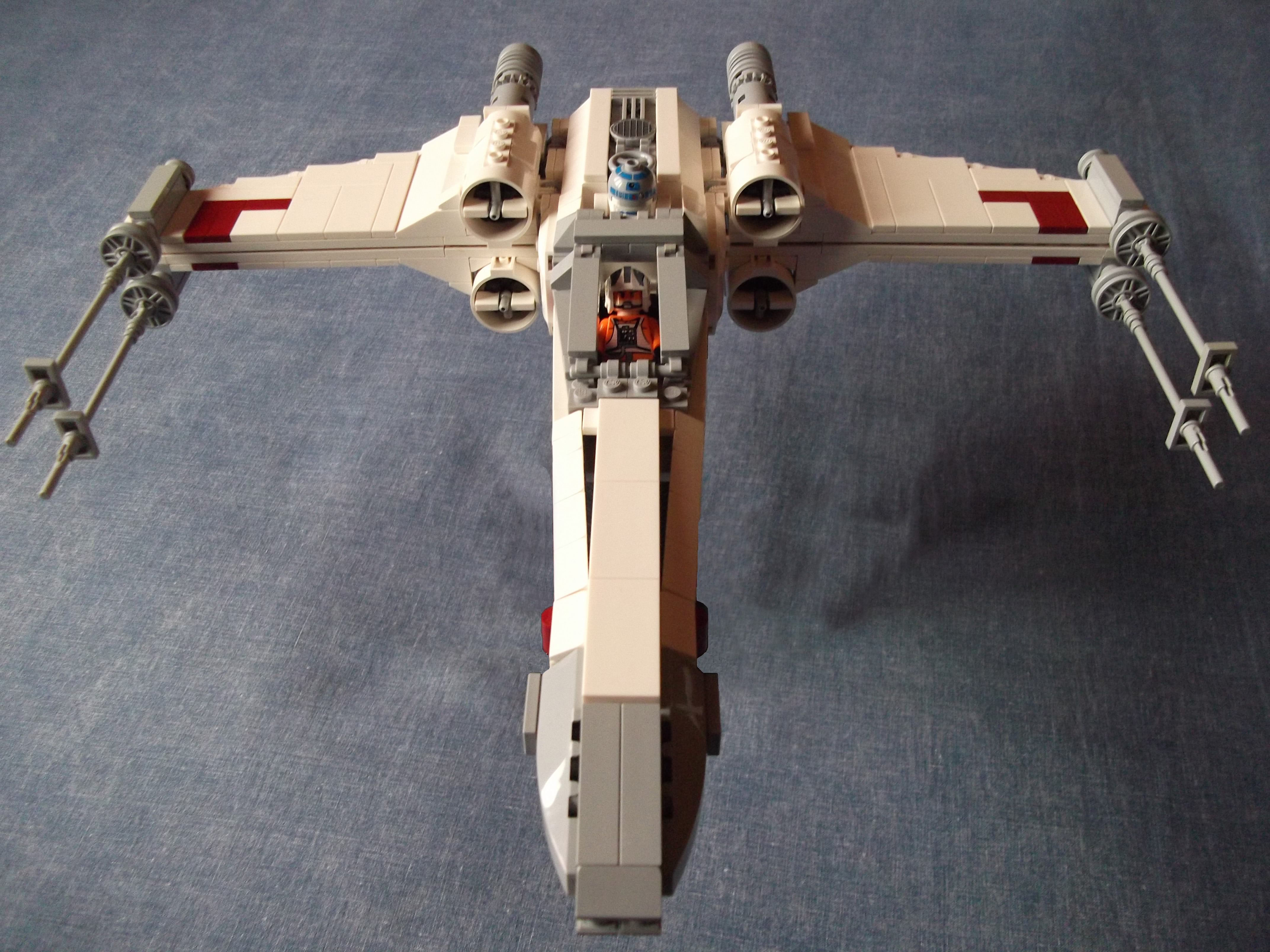 8_-_x-wing_-_vue_semi-plongeante_de_face_-_ailes_repliees.jpg