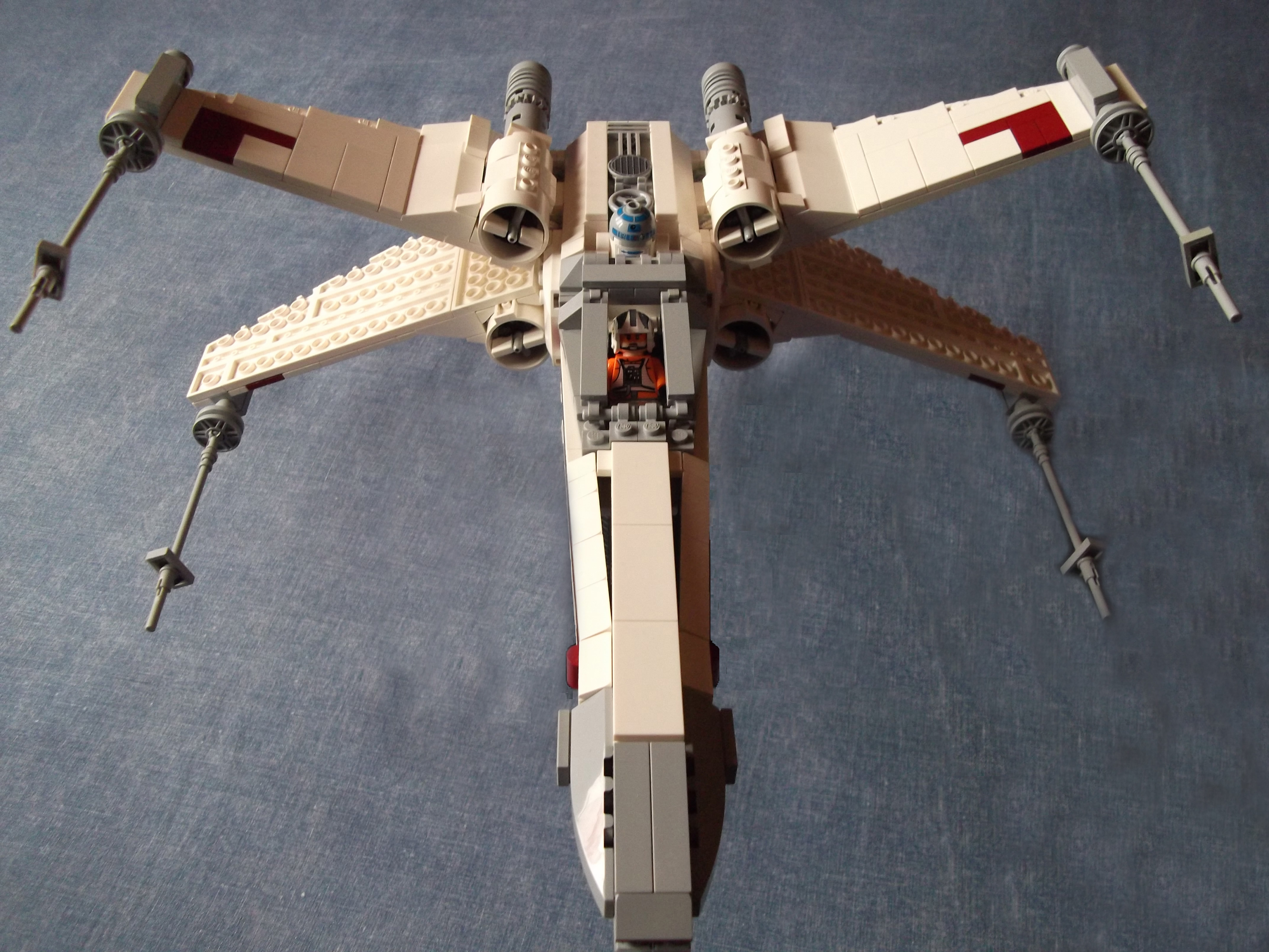 9_-_x-wing_-_vue_plongeante_de_face_-_ailes_deployees_.jpg