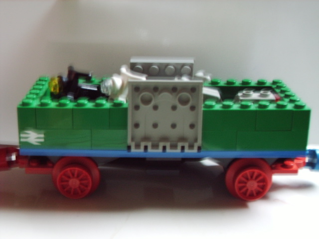 moc_gruener_niederbordwaggon_m._motorraeder.jpg