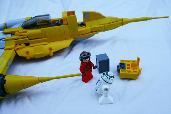 moc_naboo_n-1_royal_starfighter_cockpit_4_small.jpg