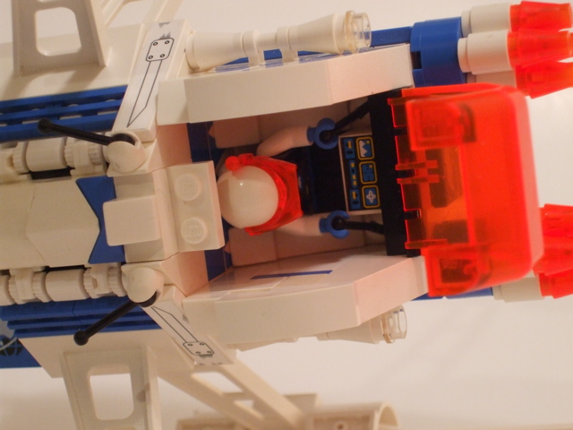 3-_cockpit.jpg