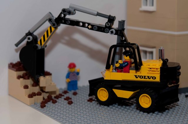 volvo_excavator_small.jpg