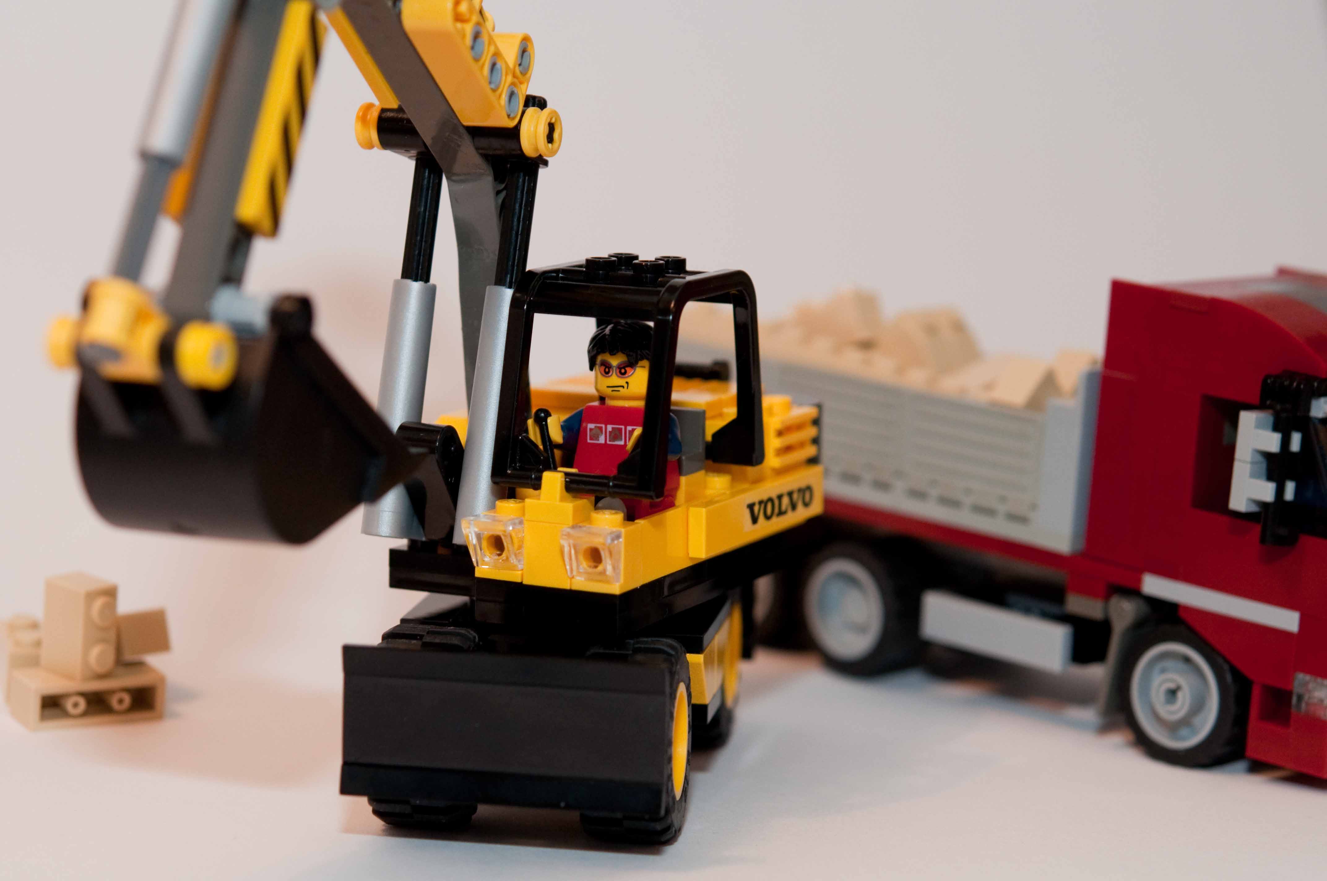 volvo_excavator_11.jpg