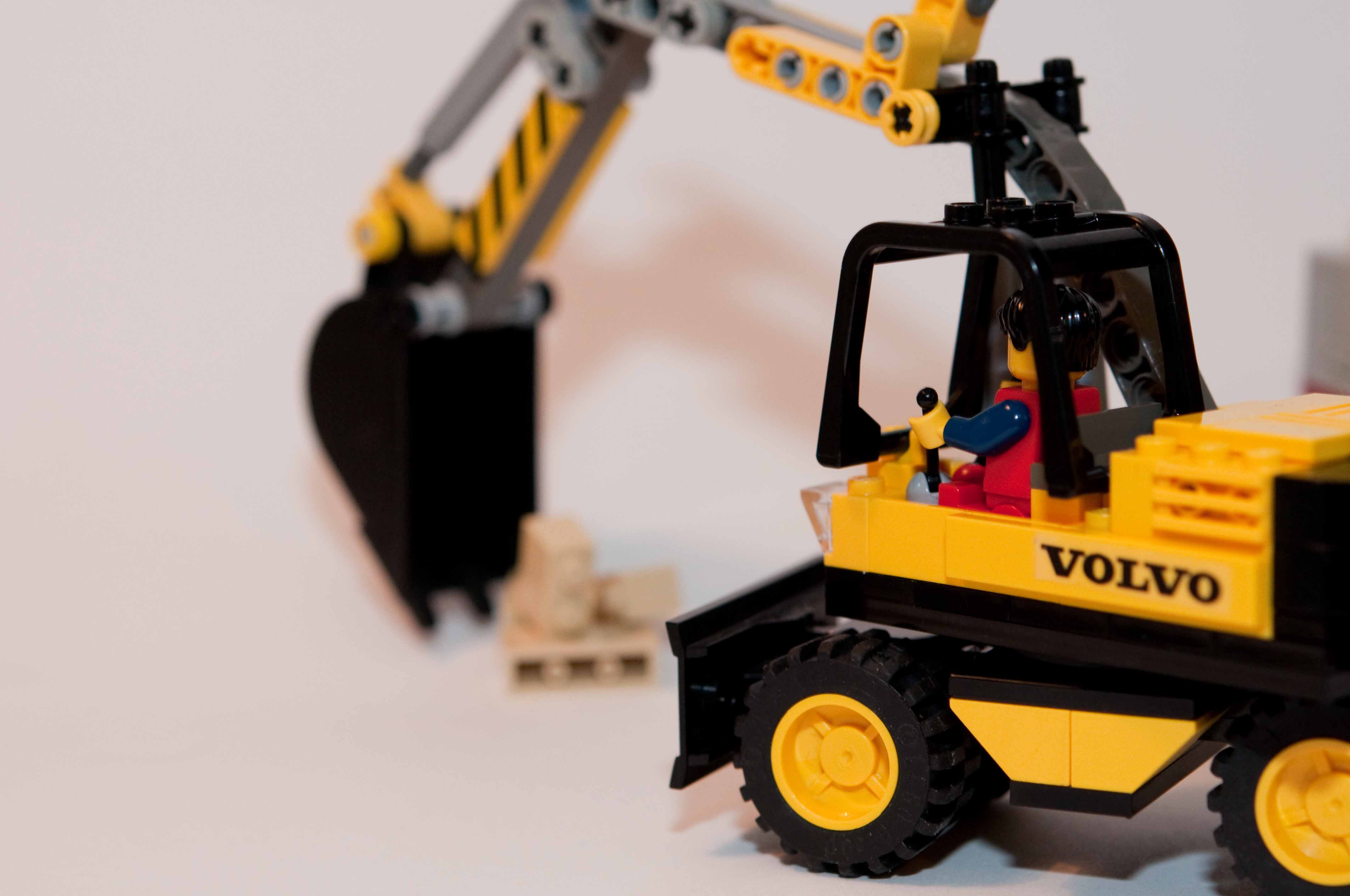 volvo_excavator_8.jpg
