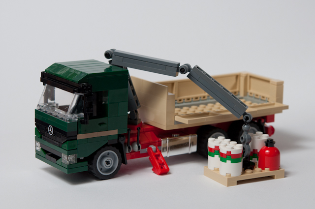 1_1_mercedes_truck_with_crane_2.jpg