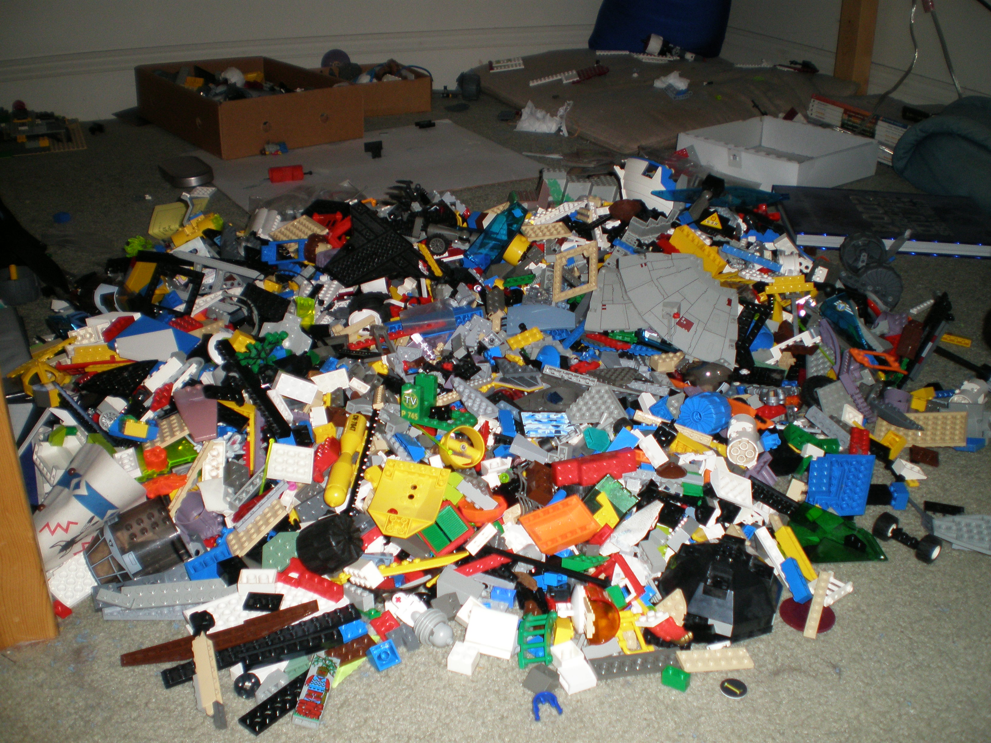 massive_pile_of_lego.jpg