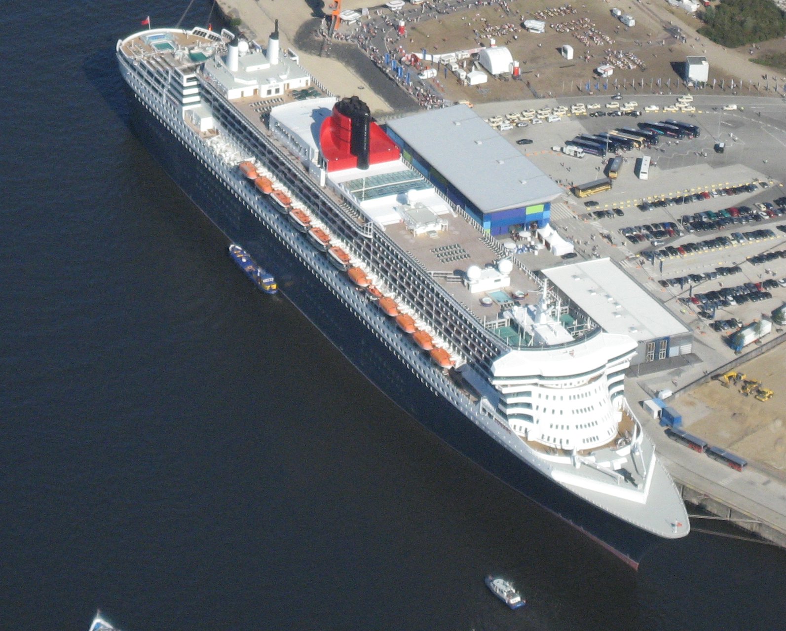 queenmary2_in_hamburg.jpg