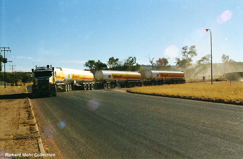 australianroadtrain2.jpg